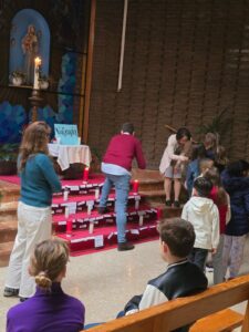 Grupo catequesis pidiendo por los afectados de Valencia